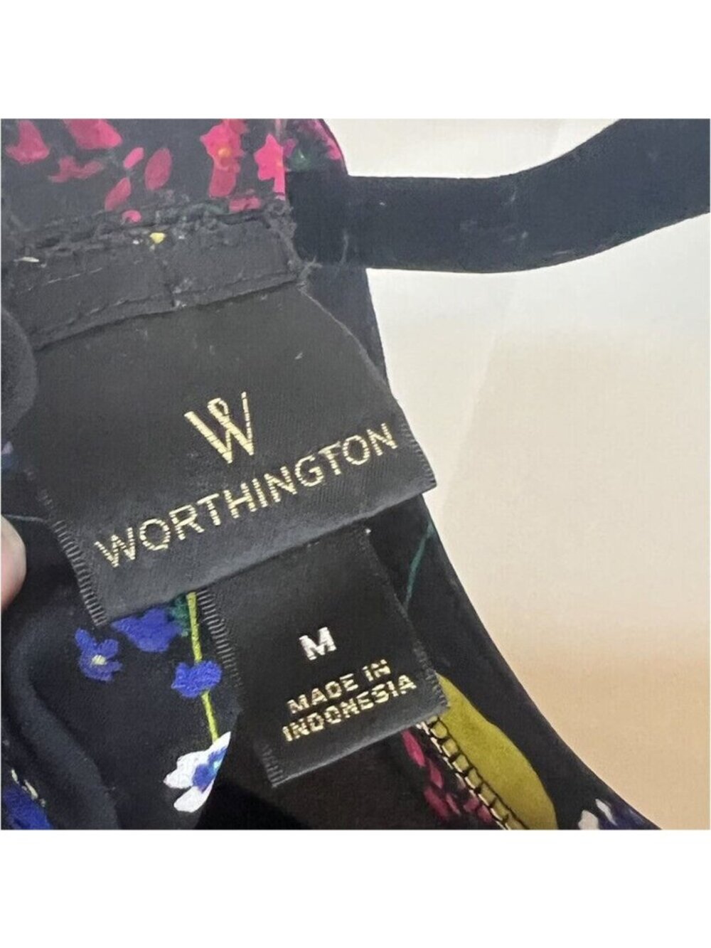 Worthington Black Blouse w/floral design Size Medium - Picture 4 of 4
